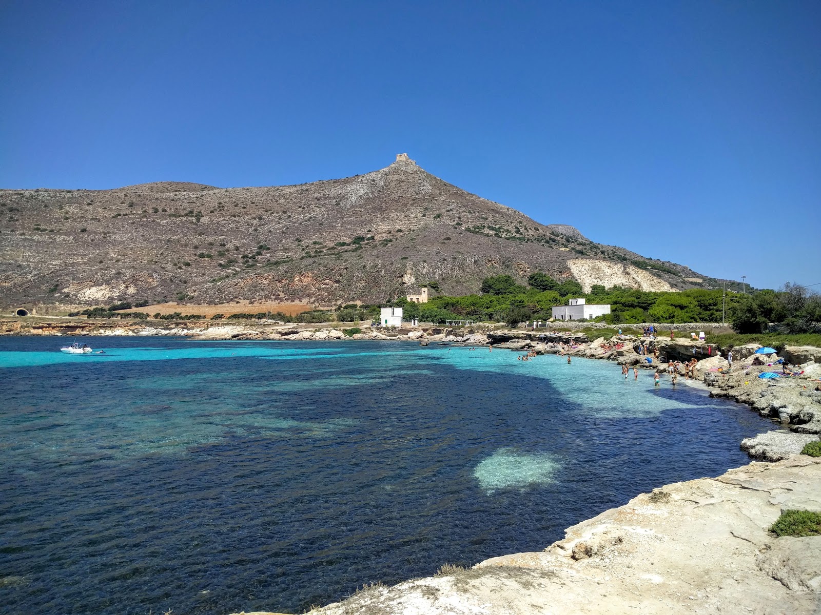 Foto von Spiaggia di Marasolo mit heller sand & felsen Oberfläche