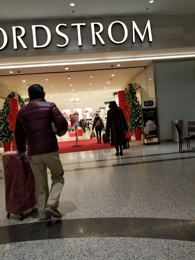 Shopping Mall «The Shops at North Bridge», reviews and photos, 520 N Michigan Ave, Chicago, IL 60611, USA