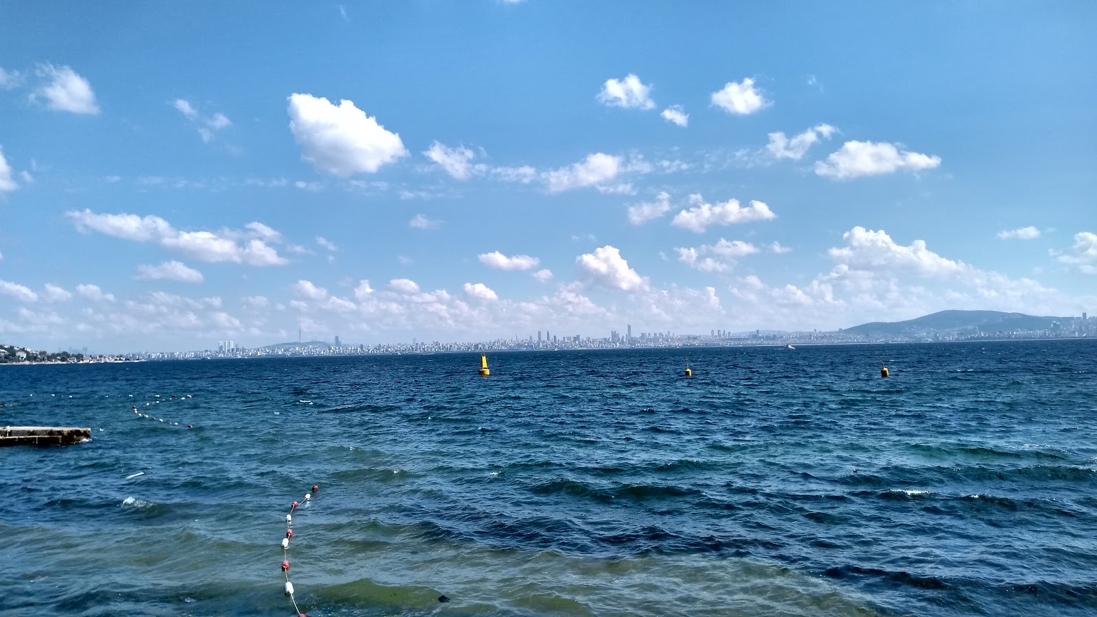 Camakya Aile Plaji'in fotoğrafı düz bir kıyı şeridi ile birlikte