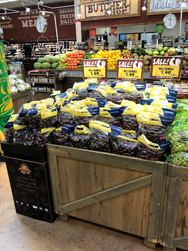 Grocery Store «Fresh Thyme Farmers Market- W. Des Moines», reviews and photos, 2900 University Ave, West Des Moines, IA 50266, USA