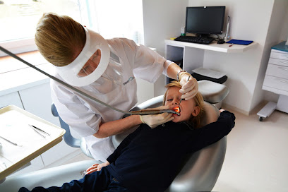 Fachärztin für Zahn-, Mund und Kieferheilkunde Dr. Simone Engel