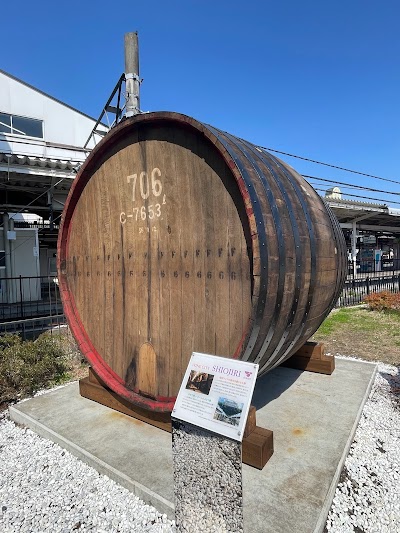 巨大ワイン樽（東口）