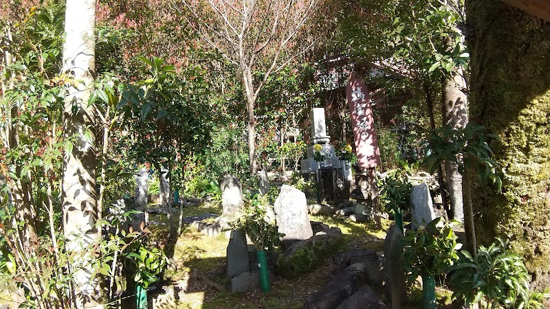 鶴富姫の墓