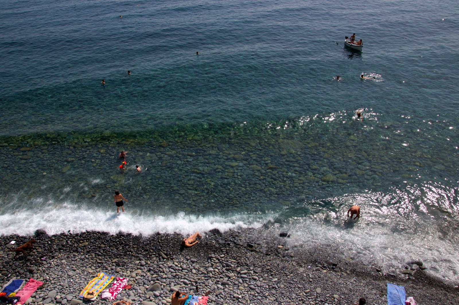 Photo de Spiaggione di Corniglia avec roches de surface