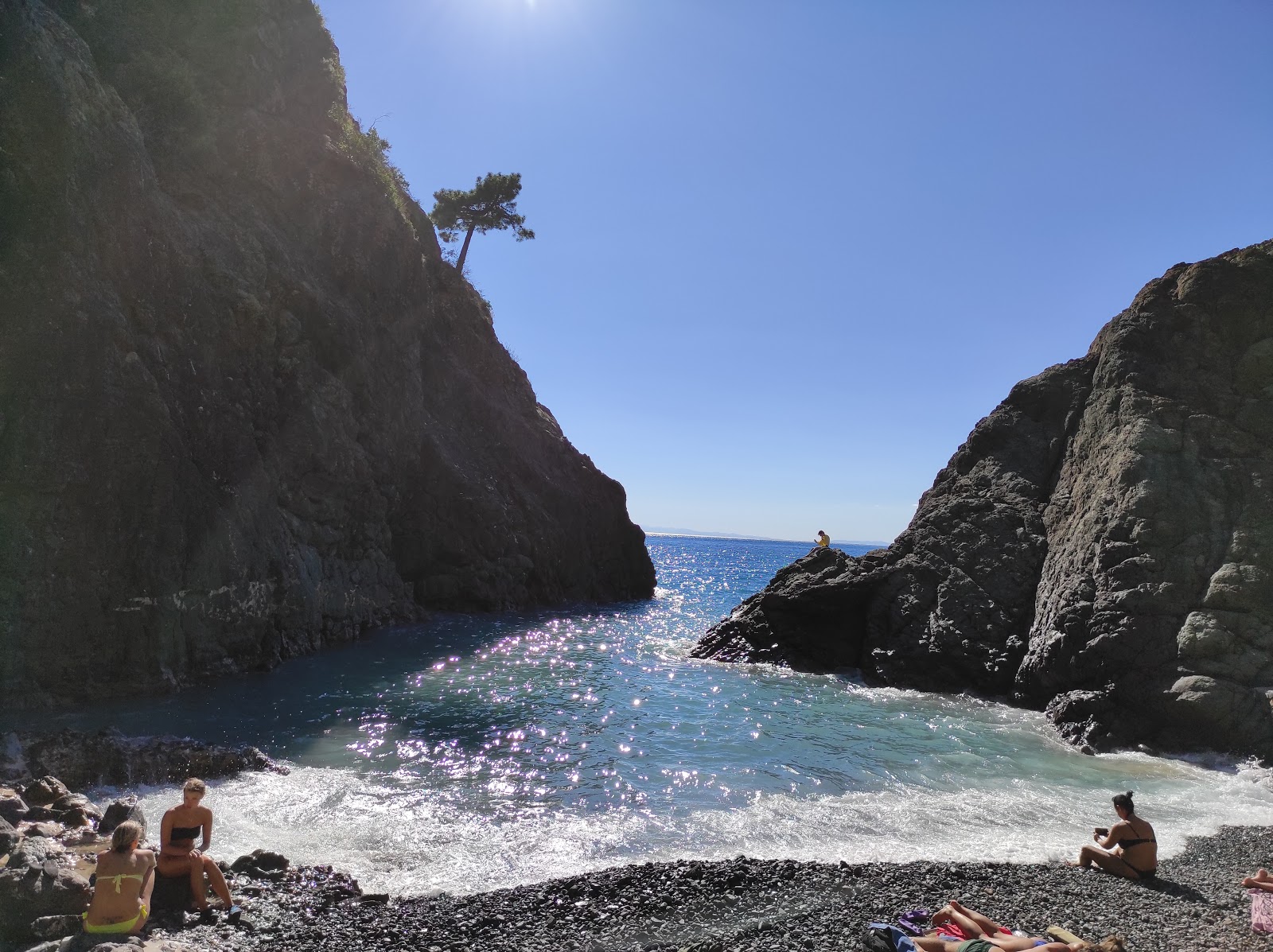 Photo de Porto Pidocchio Beach protégé par des falaises