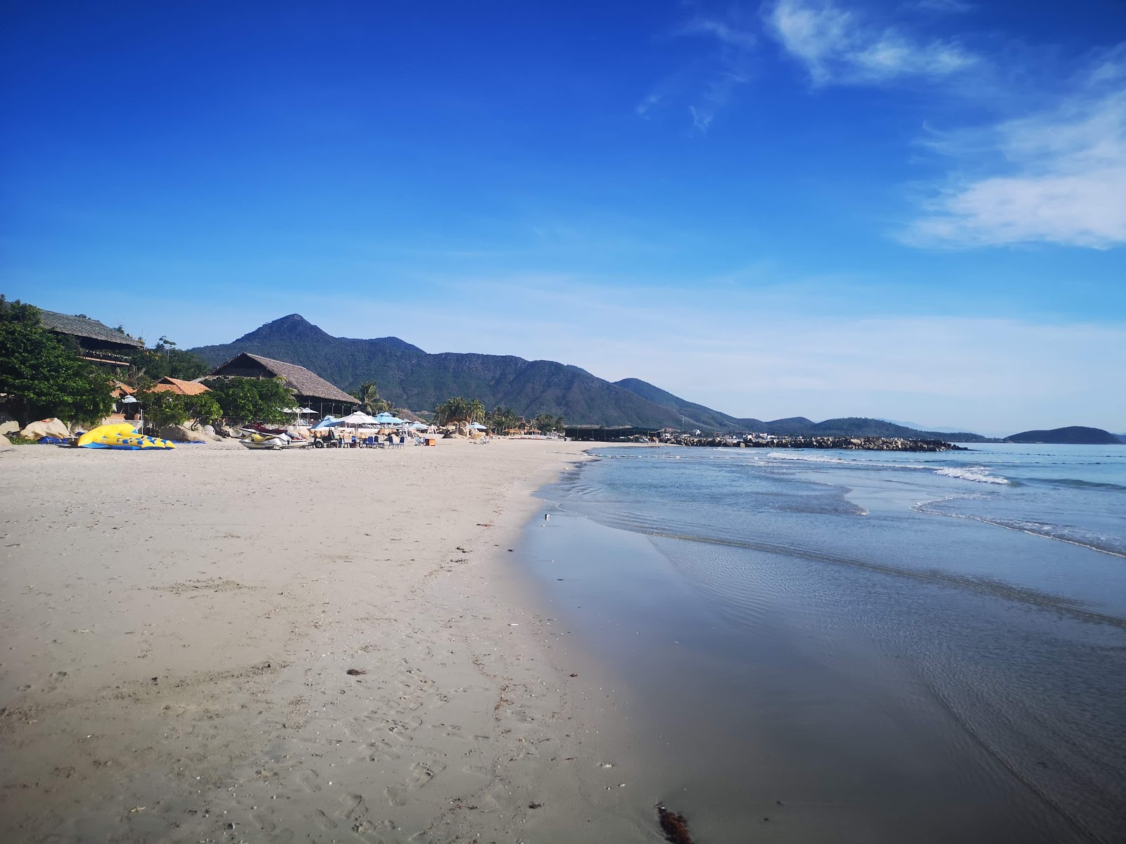 Photo de Ninh Hoa Beach avec l'eau turquoise de surface