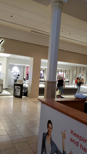 Jewelry Store «Kay Jewelers», reviews and photos, 310 Daniel Webster Hwy #169, Nashua, NH 03060, USA