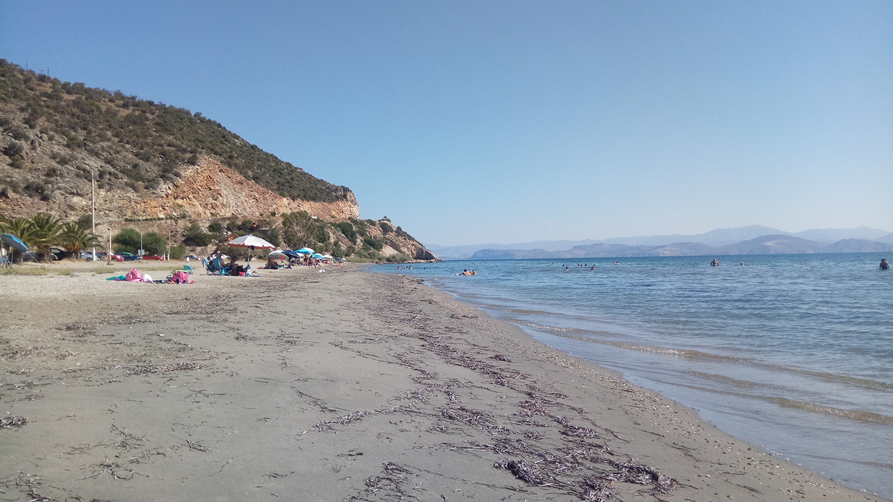 Fotografie cu Paliochano Beach cu o suprafață de nisip gri