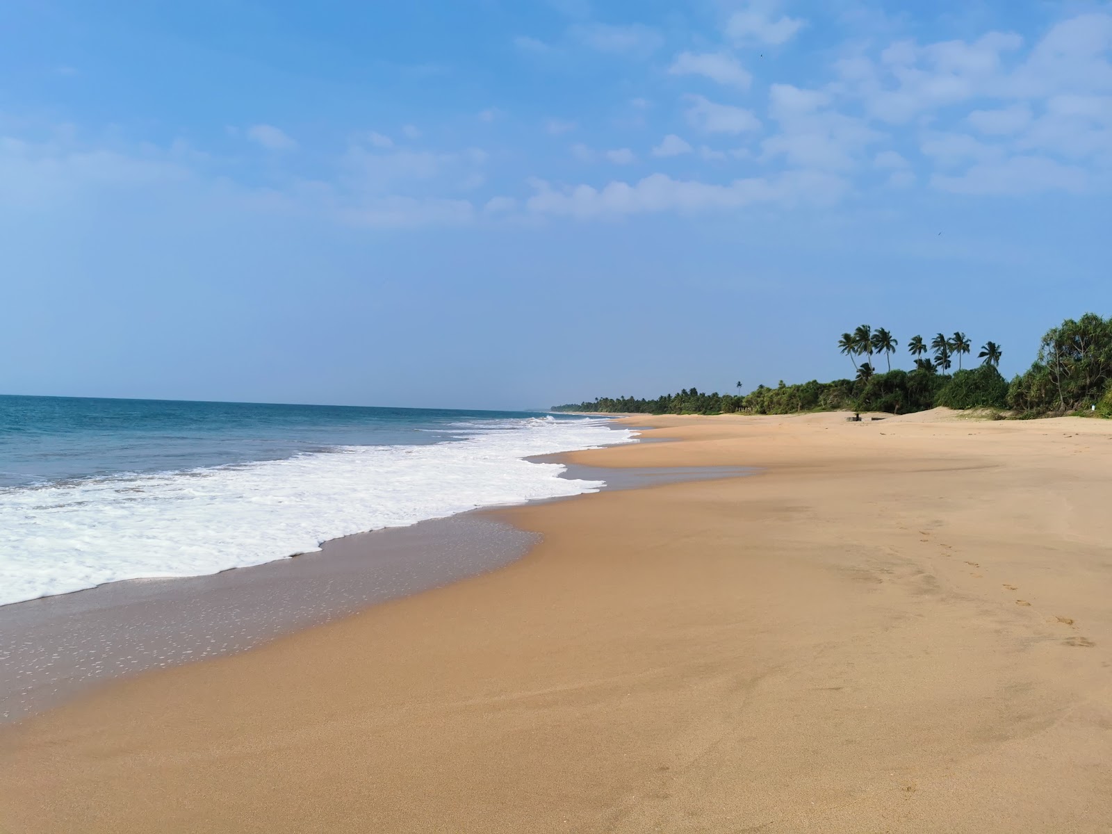 Foto di Lankavatara Beach con una superficie del sabbia beige