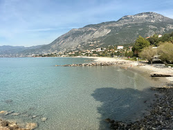 Paralia Mikri Mantinia'in fotoğrafı uçurumlarla desteklenmiş
