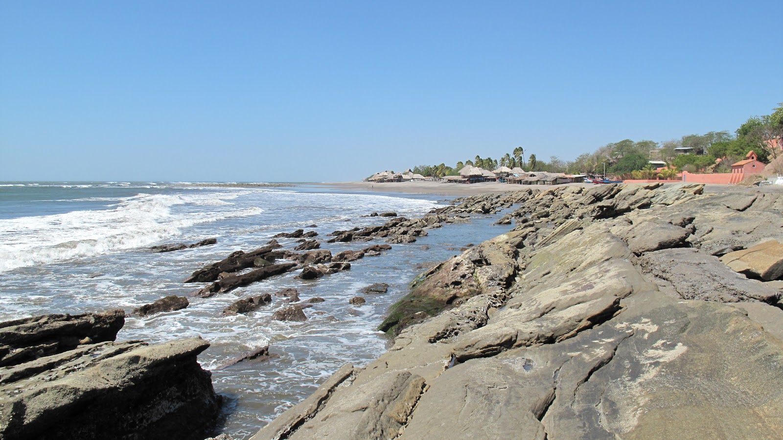 Photo de Playa La Boquita avec droit et long