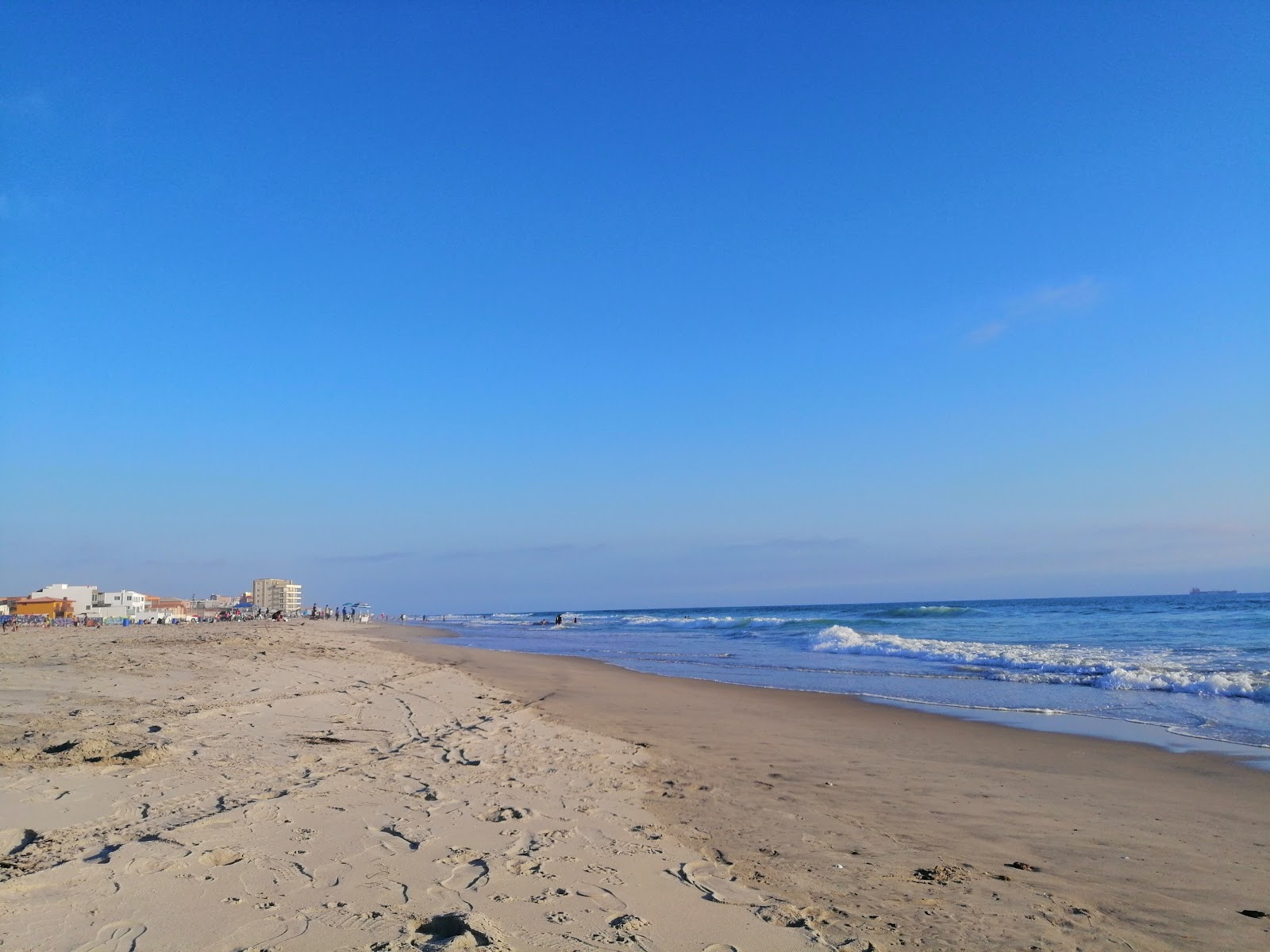 Photo de Playa Del Rosarito avec rivage droit, long