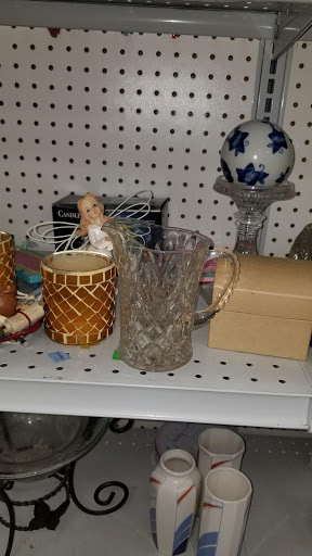 Thrift Store «Goodwill Retail Store of Chesterfield – Clayton & Baxter», reviews and photos, 14808 Clayton Rd, Chesterfield, MO 63017, USA