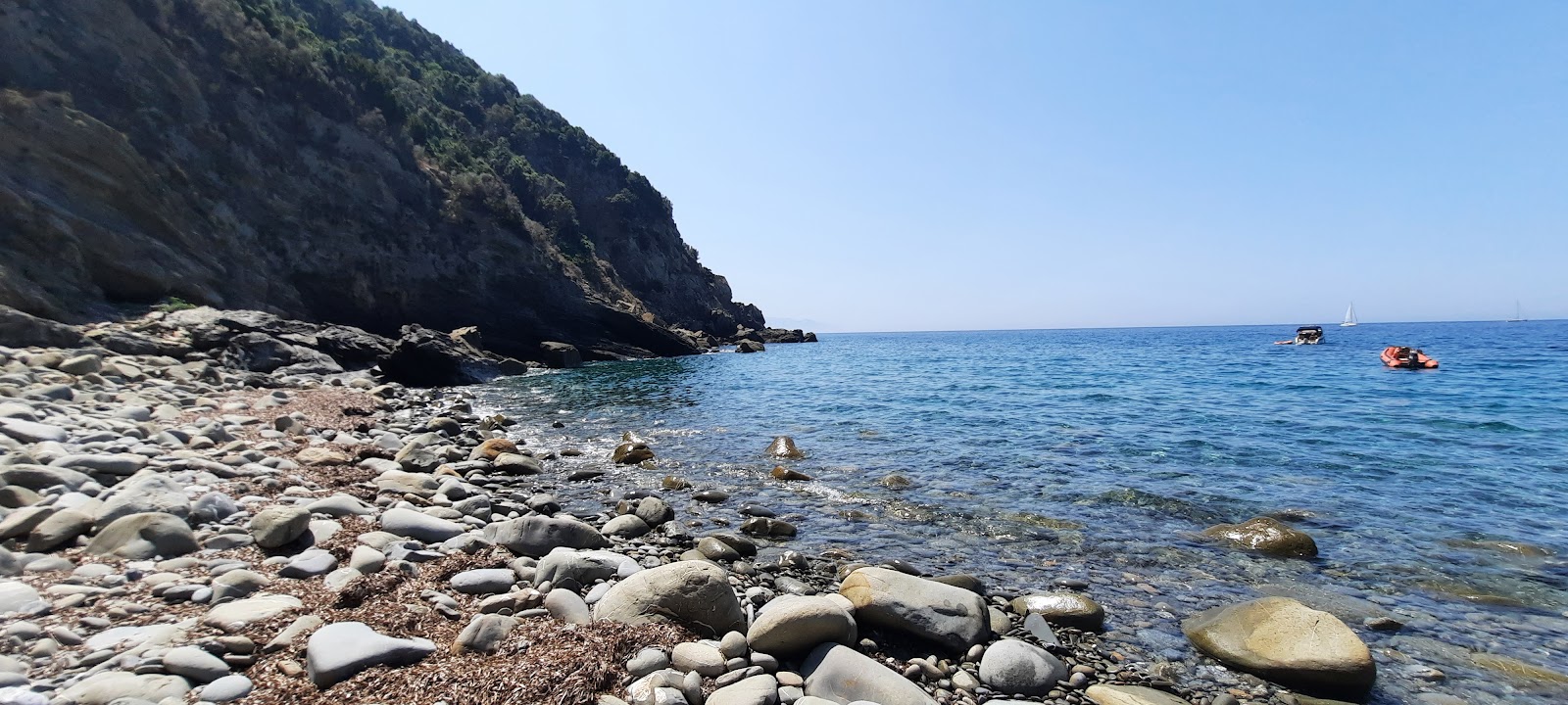 Cala del Lupo'in fotoğrafı mavi sular yüzey ile