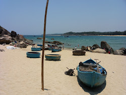 Photo de Chau Me Beach entouré de montagnes