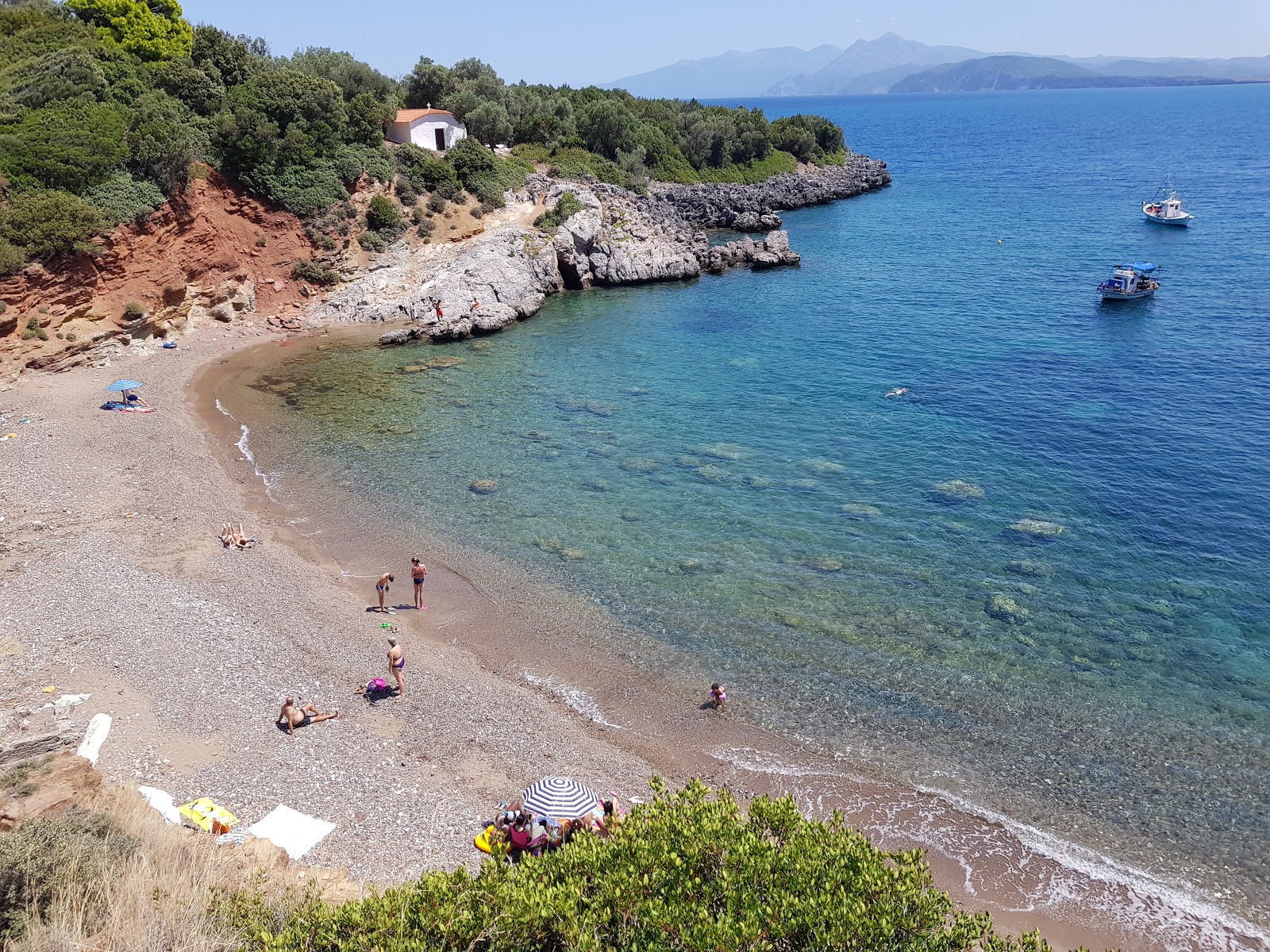 Agios Vasilis beach'in fotoğrafı koyu i̇nce çakıl yüzey ile