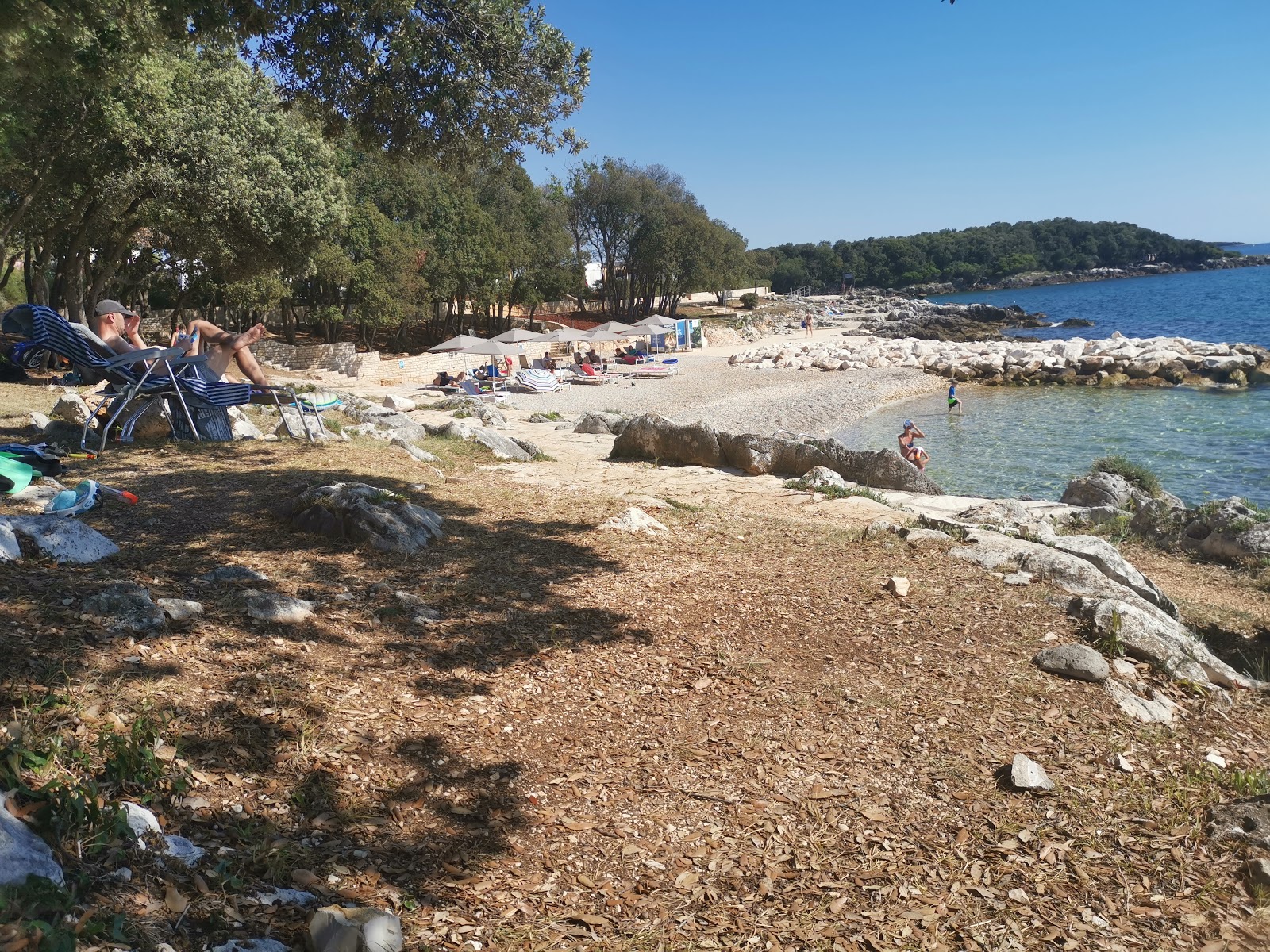 Foto di Funtana beach II con una superficie del ciottolo fine bianco