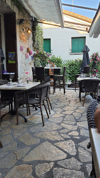 Atmosphère du Restaurant français Restaurant Le Chelsea à Vallon-Pont-d'Arc - n°18