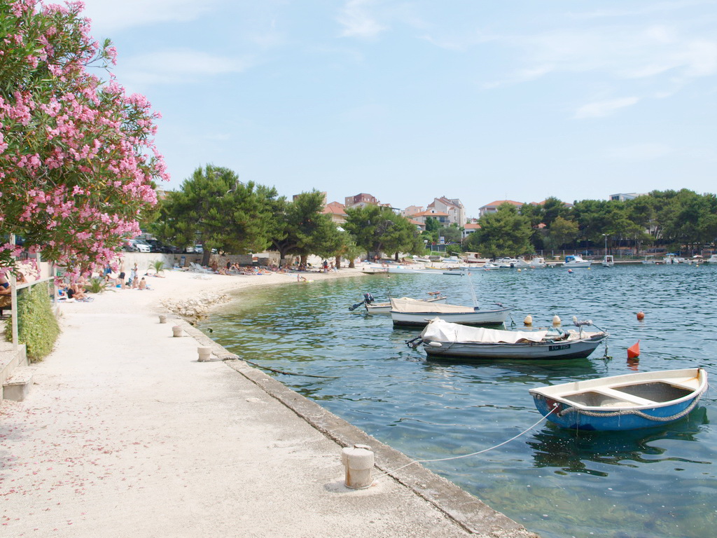 Hafen trogir beach的照片 带有碧绿色纯水表面