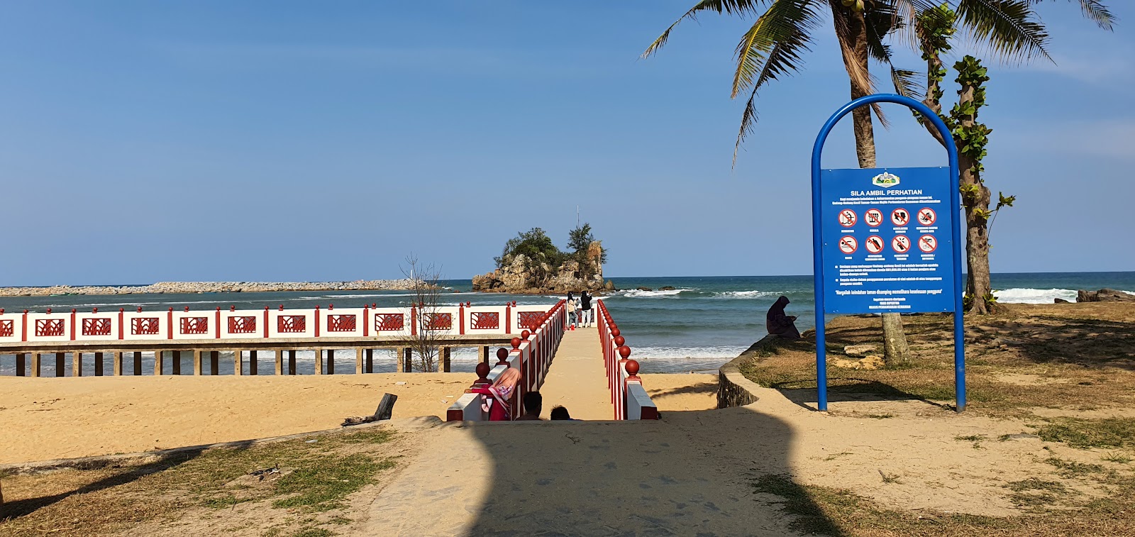 Foto de Kemasik Beach rodeado por montanhas