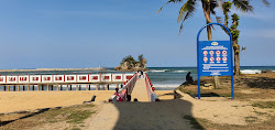 Foto de Kemasik Beach rodeado por montanhas
