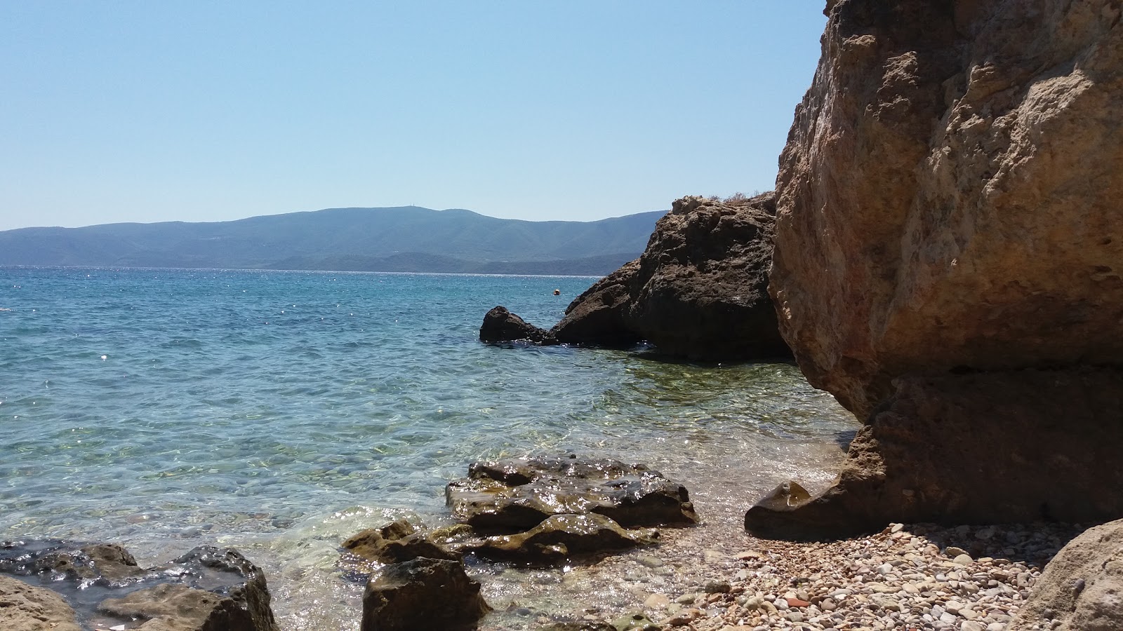 Foto di Kalamaki beach con una superficie del ciottoli beige