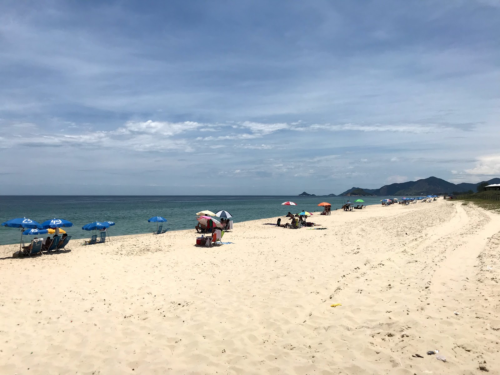 雷塞瓦海滩的照片 带有碧绿色纯水表面
