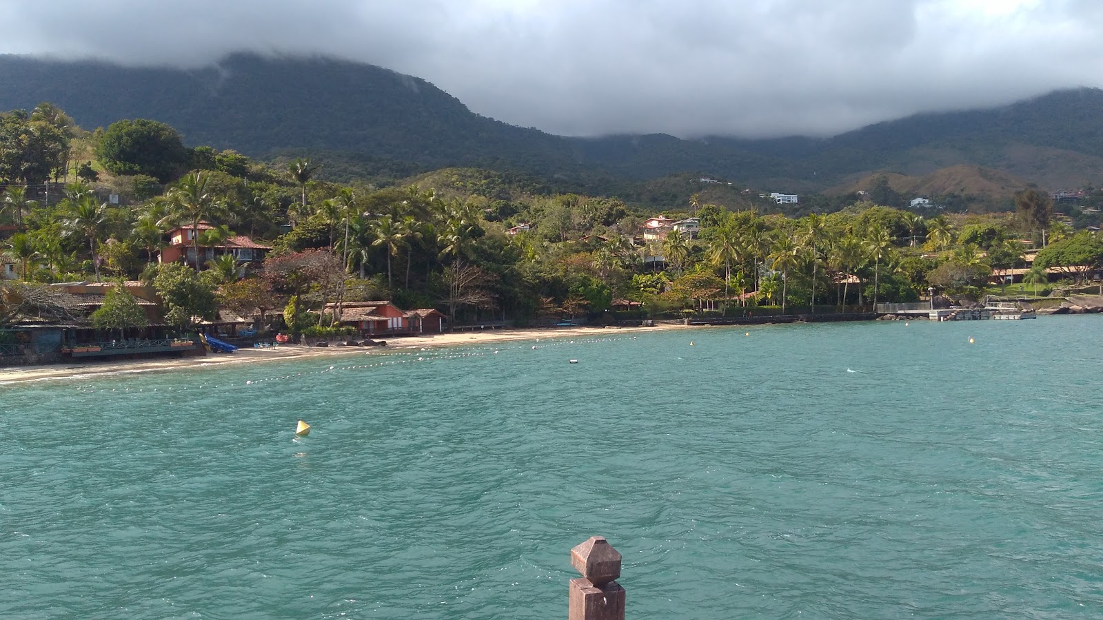 Zdjęcie Praia da Ponta Azeda poparte klifami