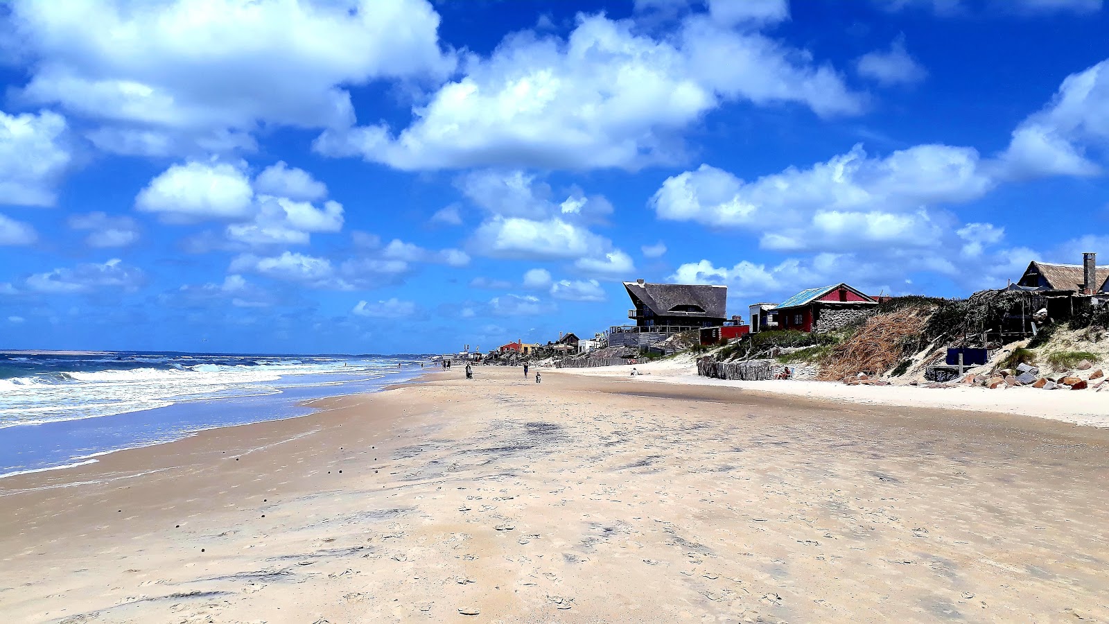 Fotografija Aguas Dulces Beach z svetel pesek površino