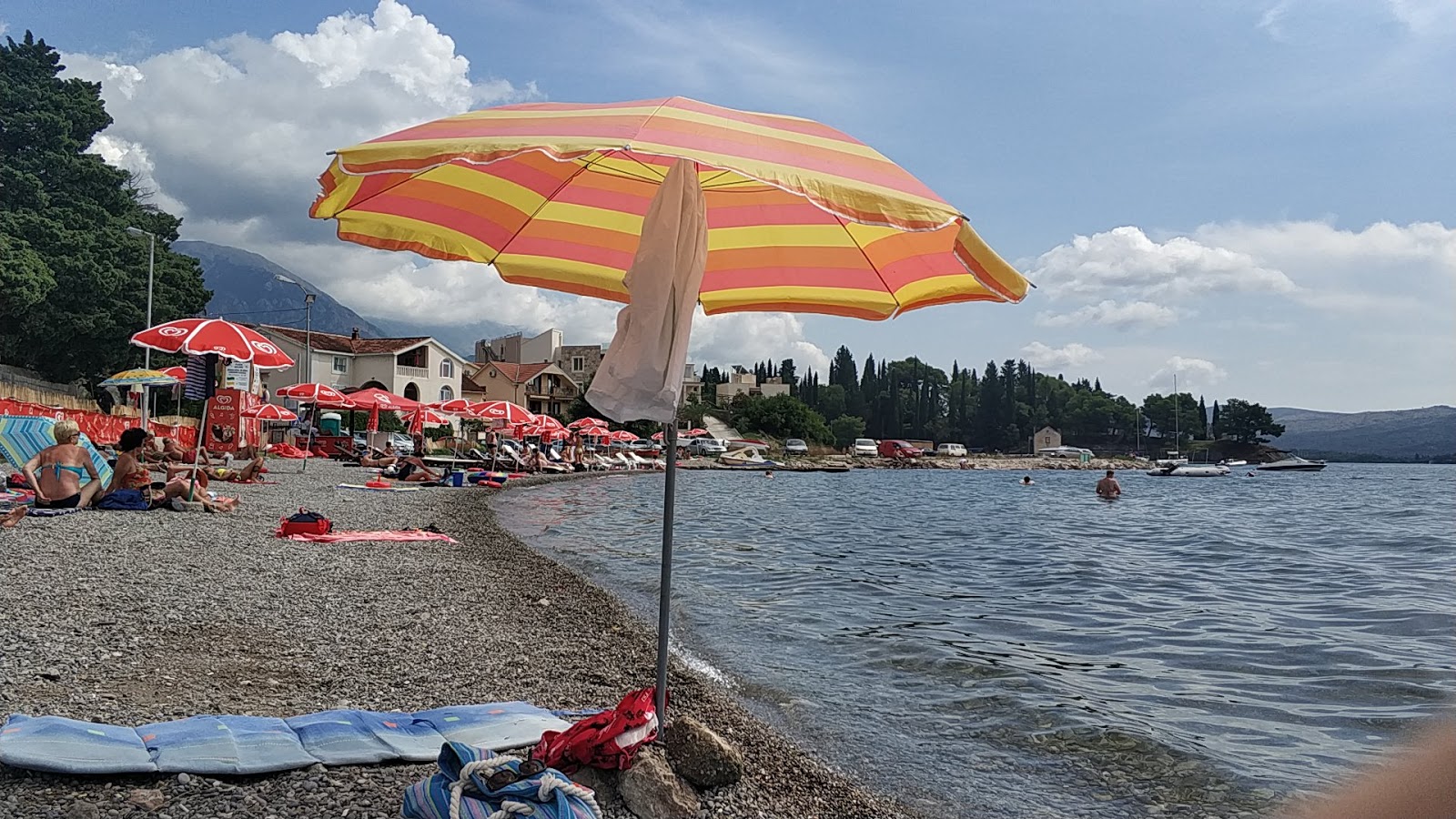 Zdjęcie Belane beach poparte klifami