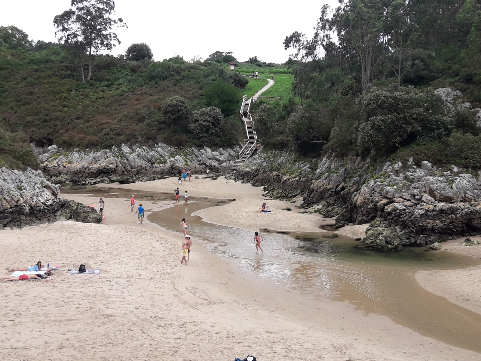 Photo de Playa de Guadamia - endroit populaire parmi les connaisseurs de la détente