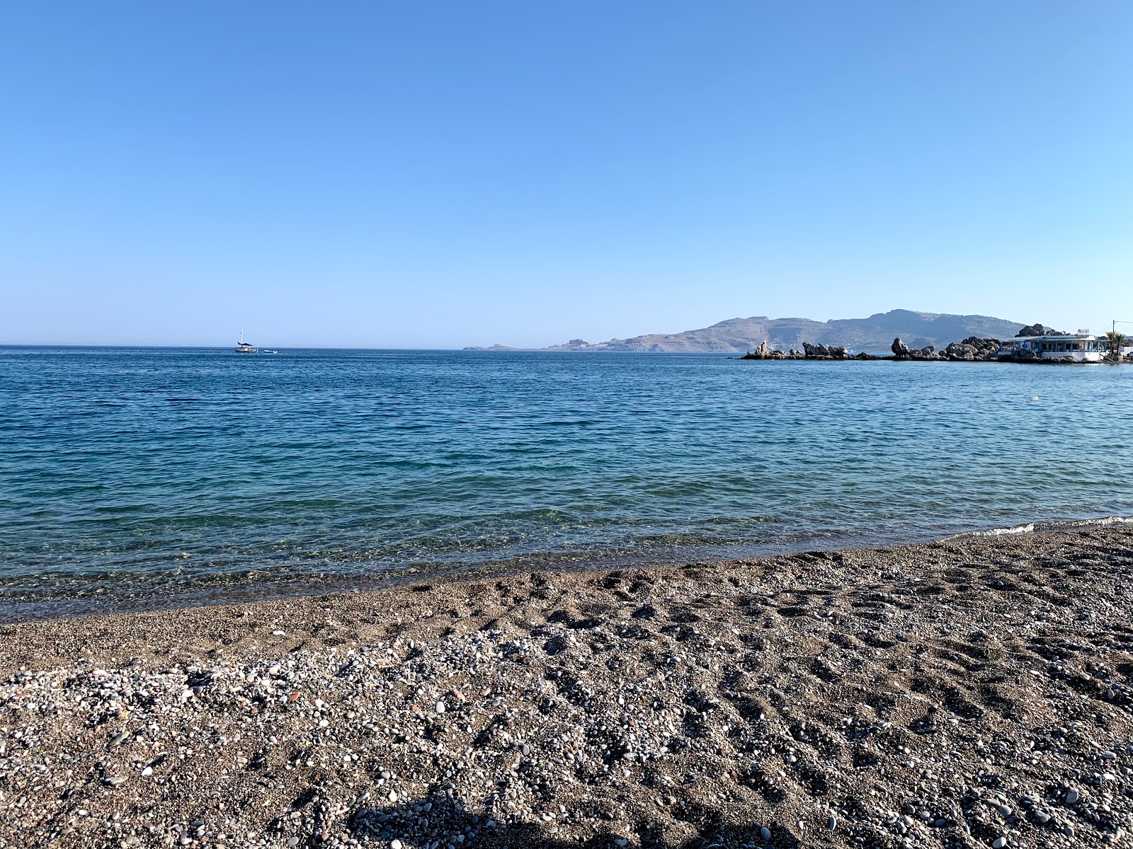 Foto de Praia de Charaki com baía espaçosa