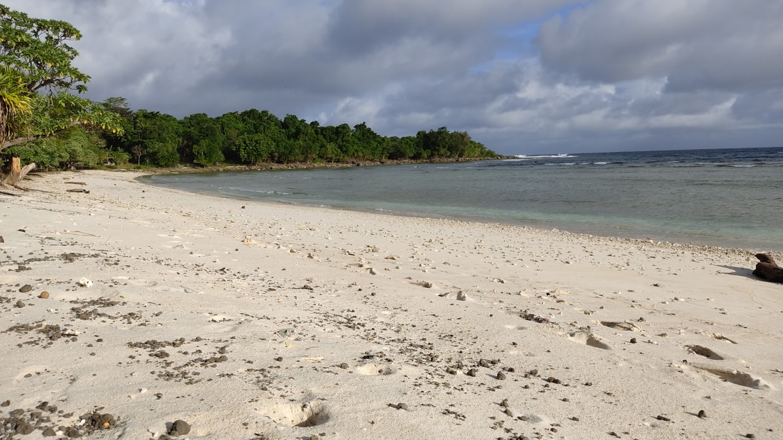 Foto de Honemoon Beach com areia brilhante superfície