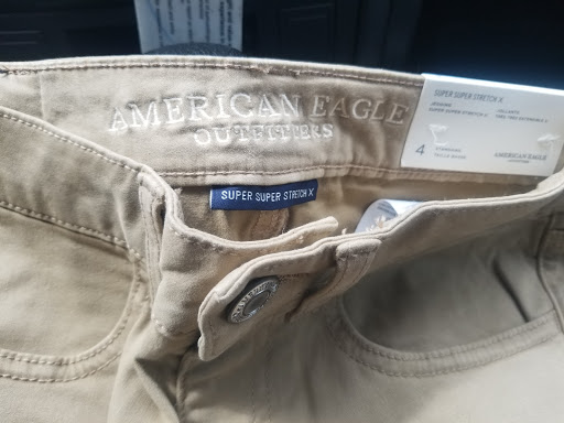 Clothing Store «American Eagle Outfitters», reviews and photos, 555 N Alafaya Trail, Orlando, FL 32828, USA