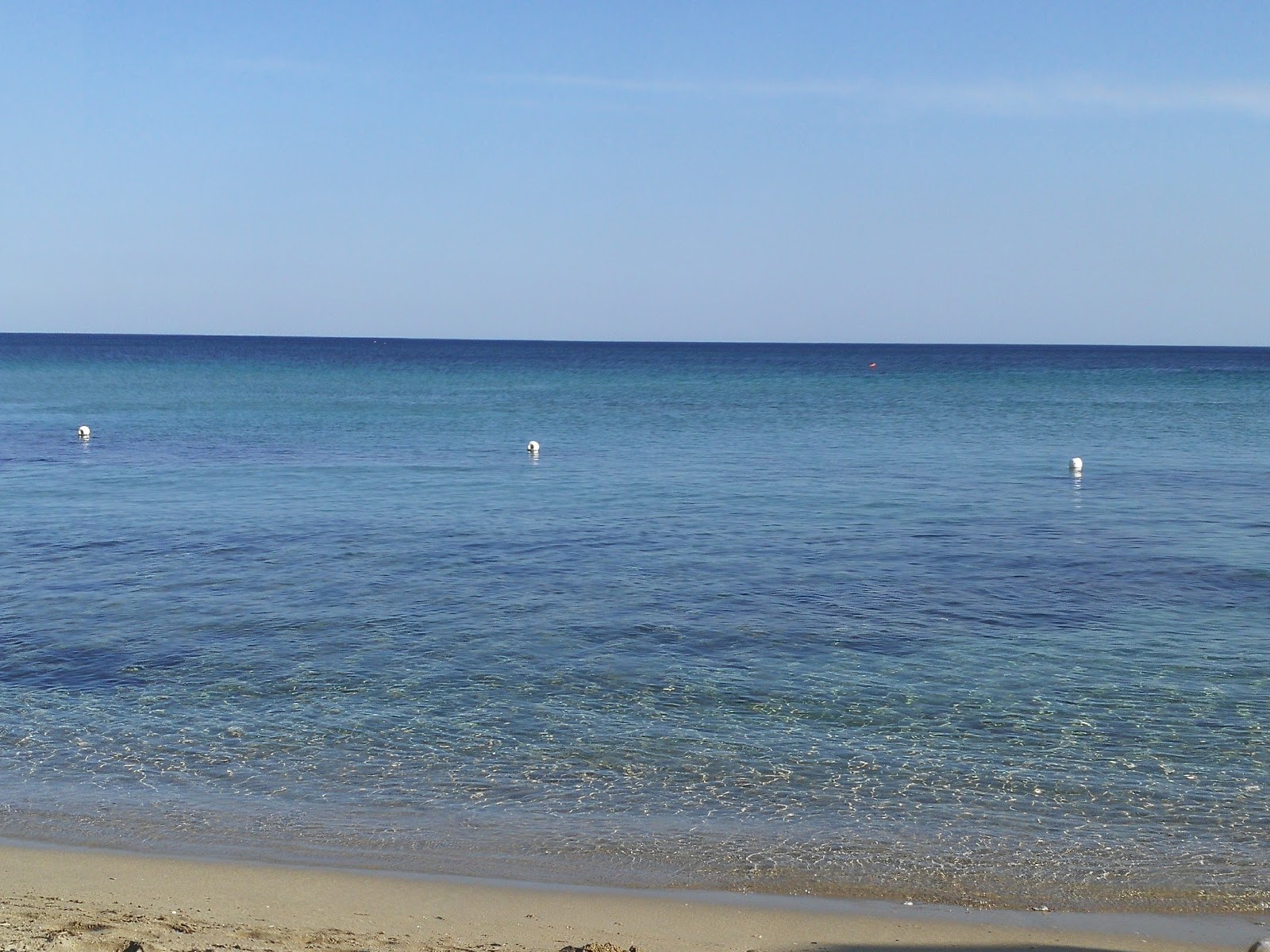 Photo of Lido Bruno beach with blue pure water surface