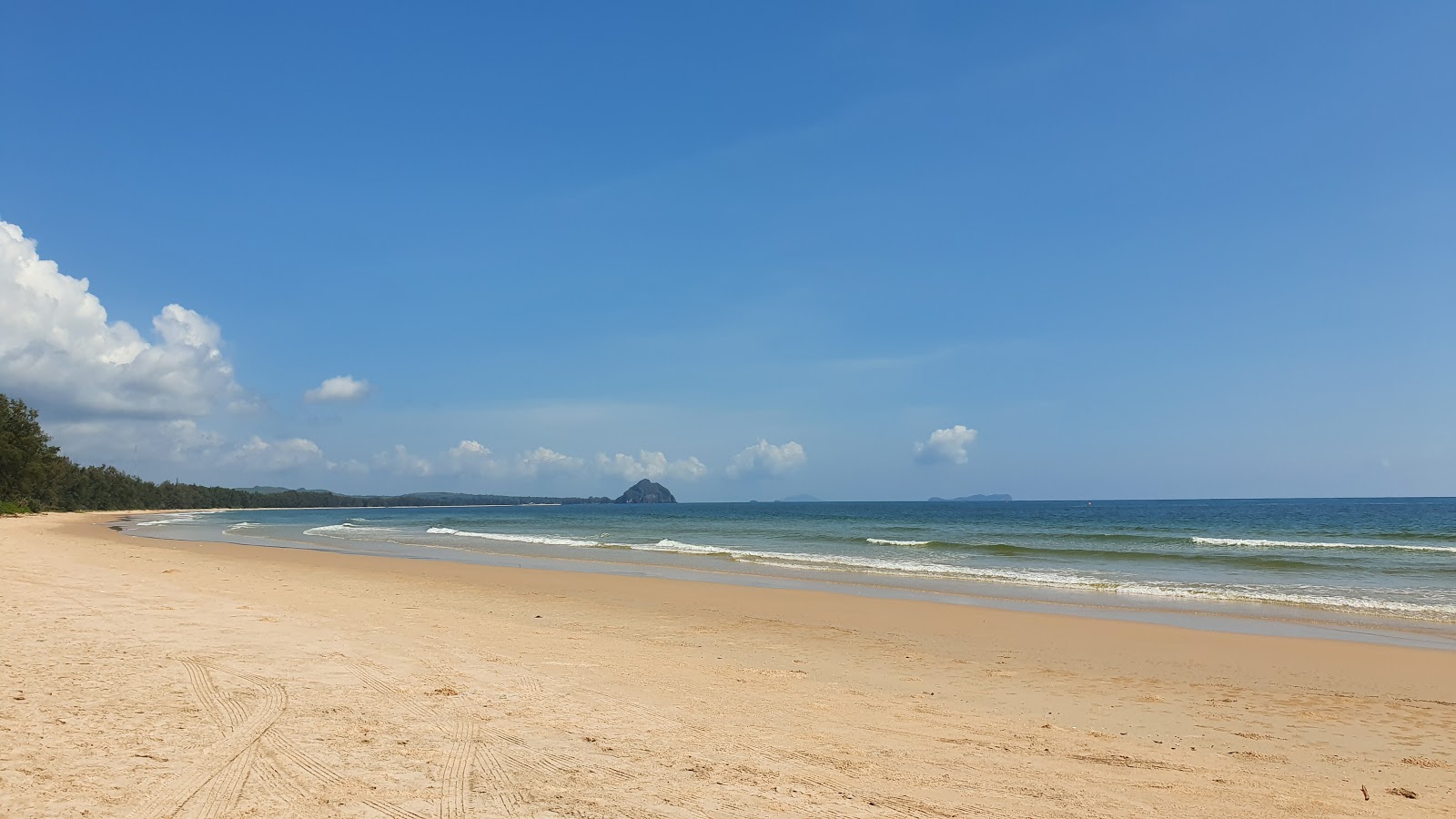 Tham Thong-Bang Boet Beach的照片 带有碧绿色纯水表面