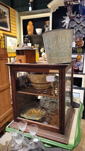 Shopping Mall «West End Garage, Cape May», reviews and photos, 484 W Perry St, Cape May, NJ 08204, USA