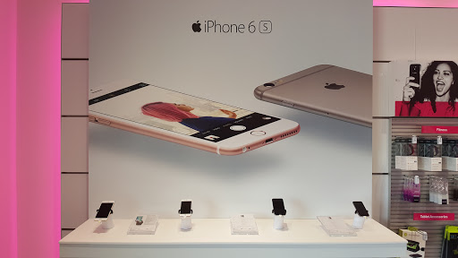 Cell Phone Store «T-Mobile», reviews and photos, 1700 Precinct Line Rd #200, Hurst, TX 76054, USA