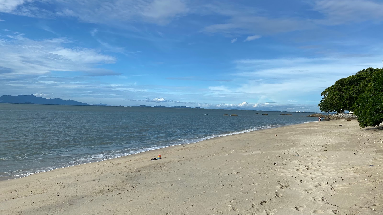 Valokuva Tanjung Tokong Beachista. pinnalla kirkas hiekka:n kanssa