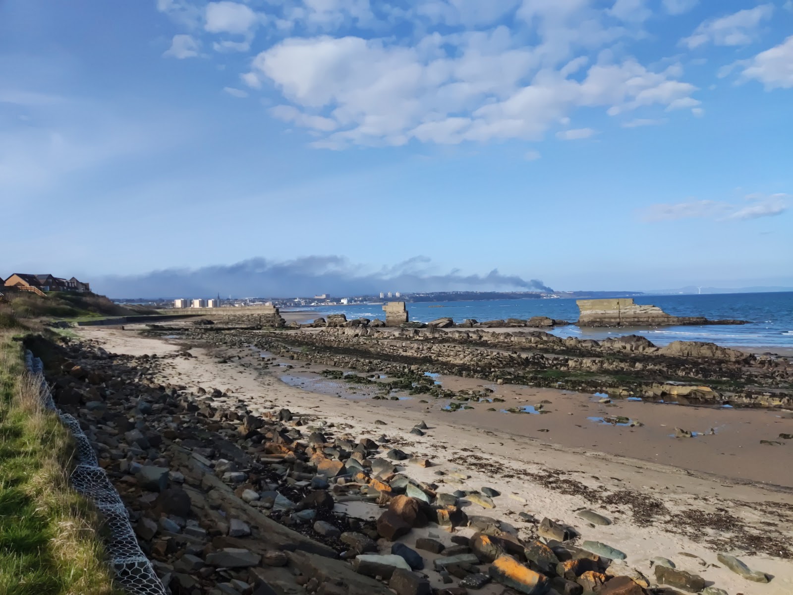 Foto von Fife Coastal Path Beach mit felsiges gelände Oberfläche