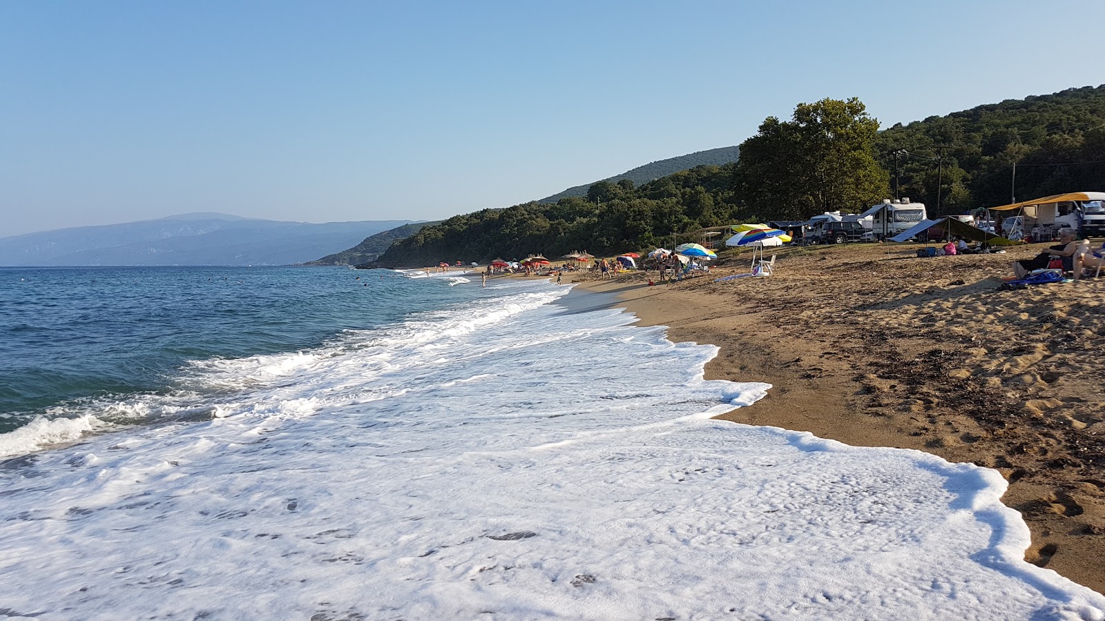 Foto di Polydendri beach con una superficie del sabbia beige
