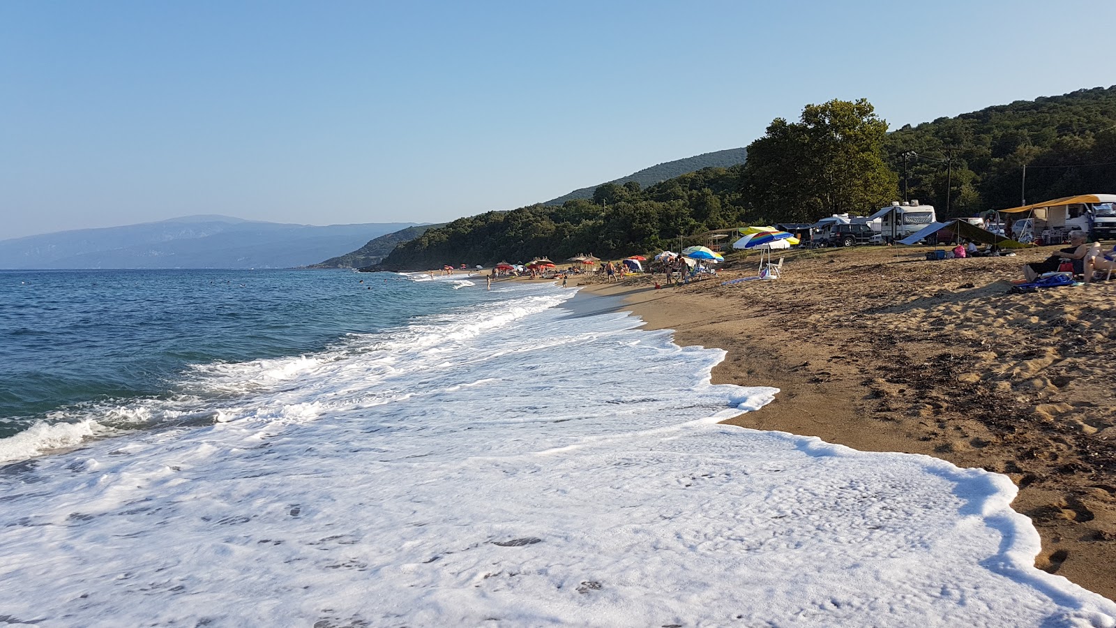 Foto di Polydendri beach con una superficie del sabbia luminosa