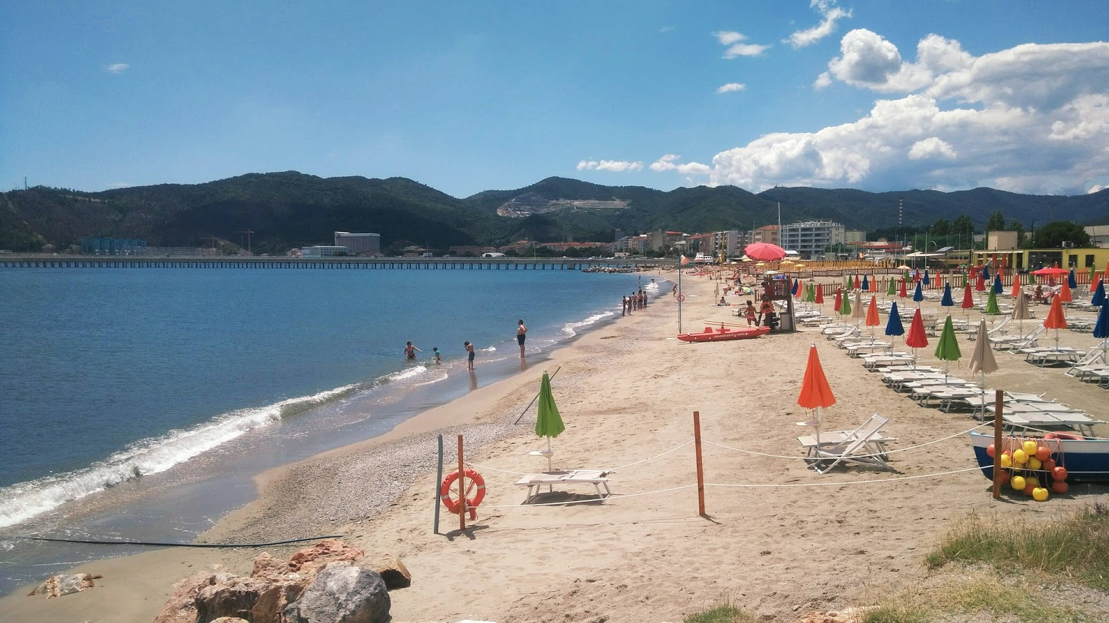 Foto di La Pergola beach con parzialmente pulito livello di pulizia