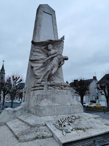 Monument aux morts à Issoudun