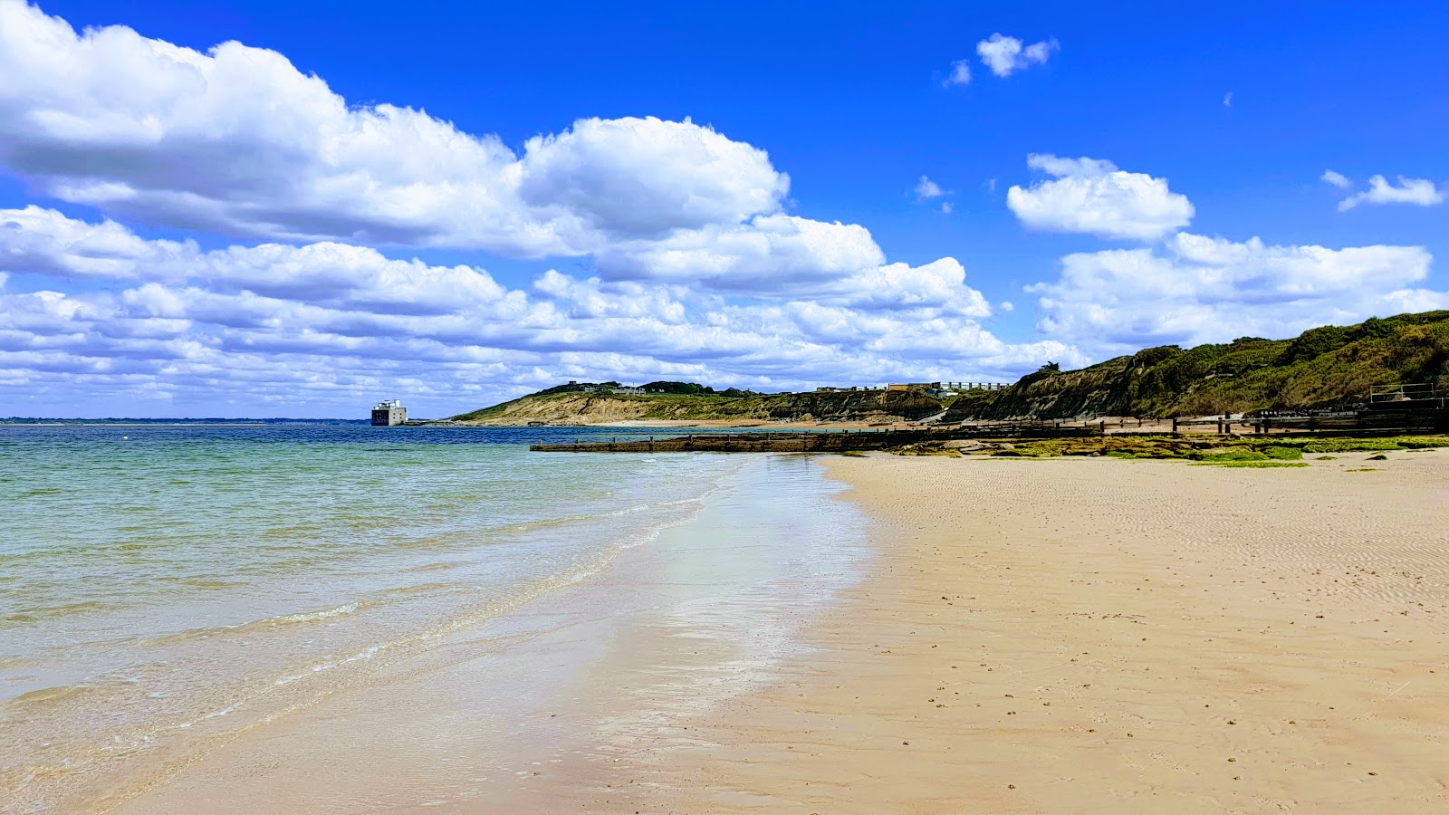 Foto di Colwell Bay Beach con una superficie del sabbia beige