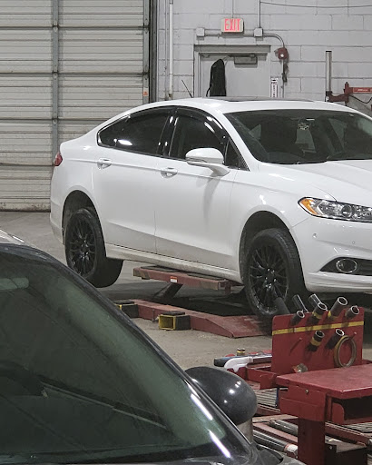 Tire Shop «Discount Tire Store - Joliet, IL», reviews and photos, 1719 W Jefferson St, Joliet, IL 60435, USA