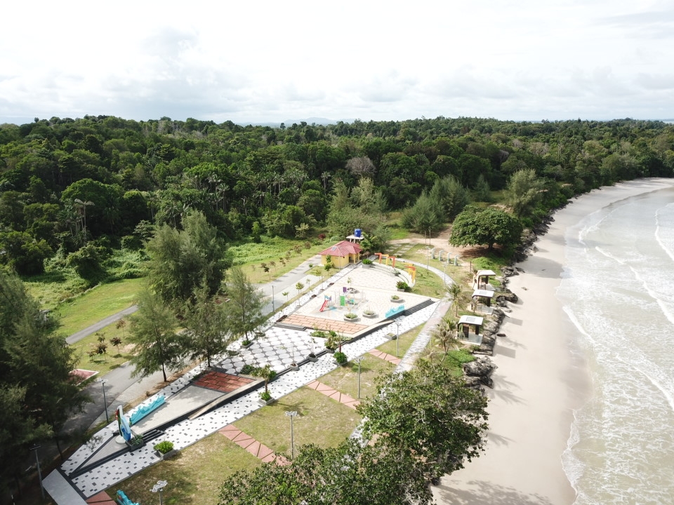 Tanjung Buluh Beach的照片 带有碧绿色纯水表面
