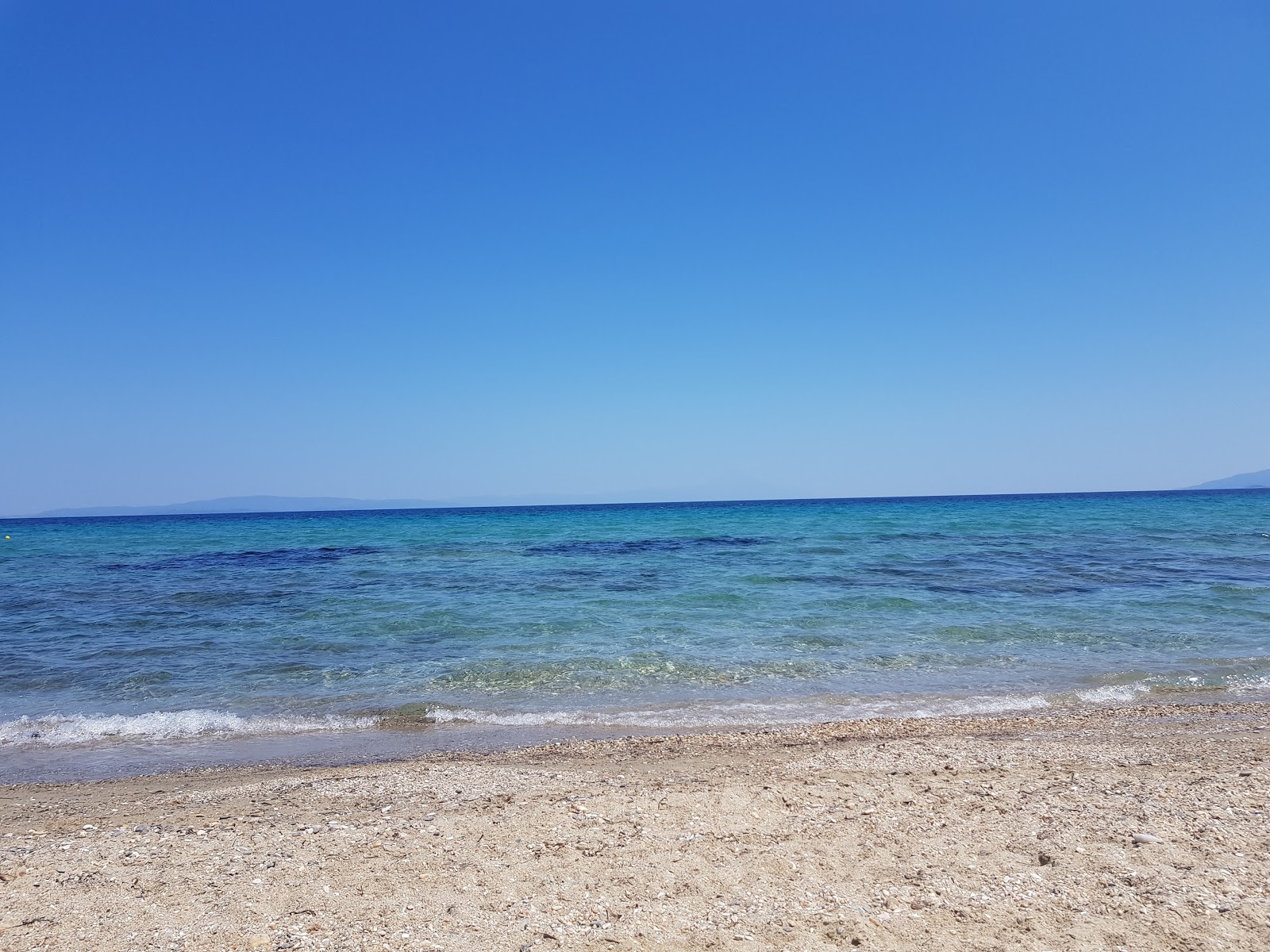 Foto de Salonikiou beach área de comodidades