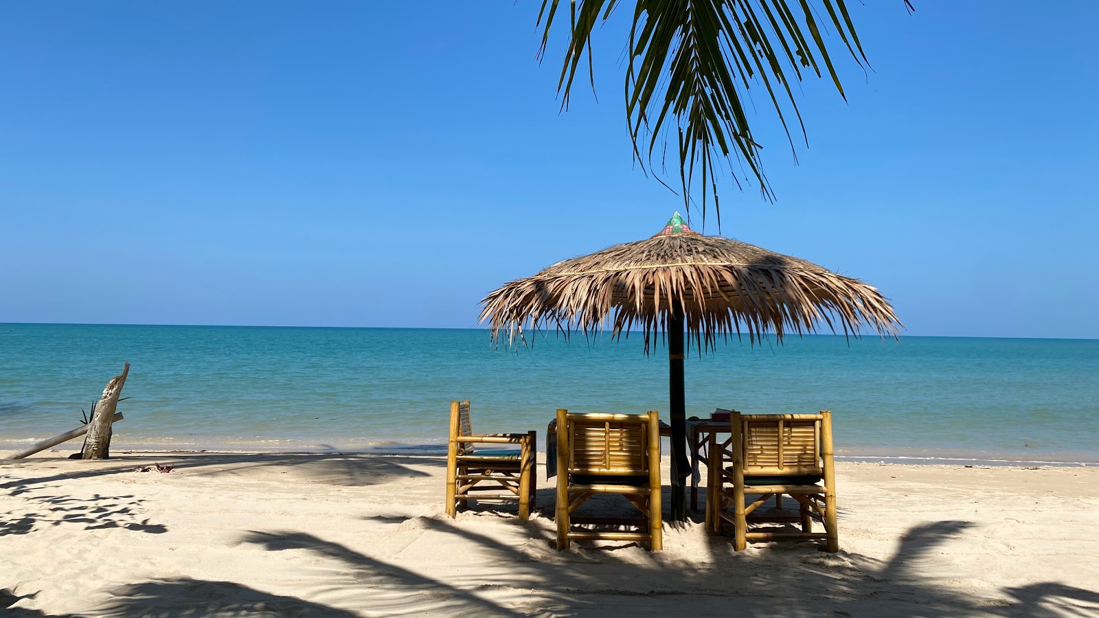 Fotografija White Sand Beach z turkizna voda površino