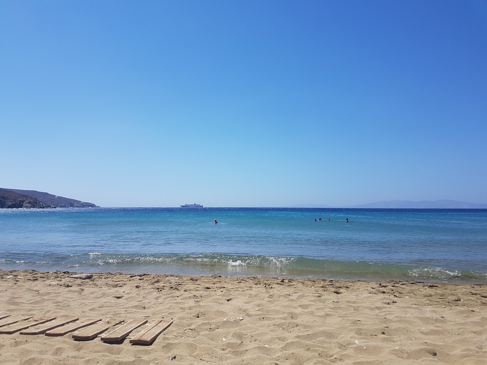 Agios Romanos Plajı'in fotoğrafı orta koylar ile birlikte